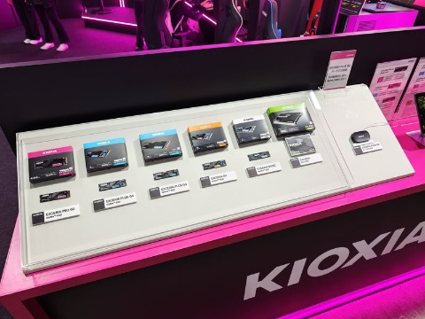 同社が一般向けに販売するM.2 NVMe SSDも大々的にアピール。その隣には小型のポータブルSSDを展示し、実機を手に取ってサイズ感や軽さを確かめられるようになっていた