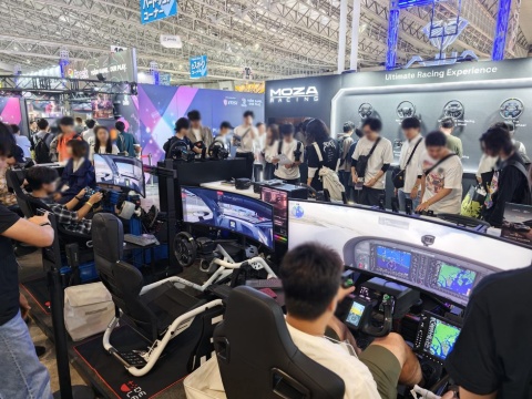 東京ゲームショウ2026のMOZA Racingは、同社が販売するレーシングコントローラーやフライトコントローラーを多数展示