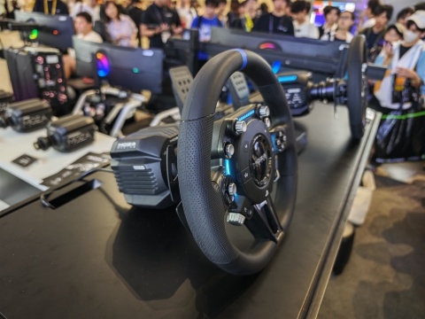 MOZA RacingブースではPlayStation 5のライセンスを取得した新製品をいち早く展示していた