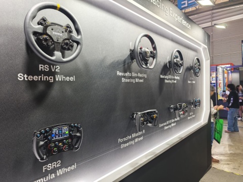 MOZA Racingは実際の自動車メーカーとコラボしたレーシングシミュレーター用のステアリングなどを多数販売している