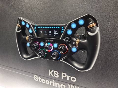 ステアリング上の画面やライトは、対応ゲームならゲーム内の車と連動して動作する。多数のスイッチやダイヤルは、走行中にブレーキバランスやエンジンマップの切替えなどに使う