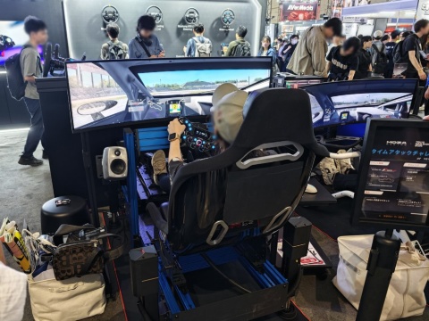 MOZA Racingブースでは本格的なレーシングシミュレーターの設備を設置し実際に試すことができた