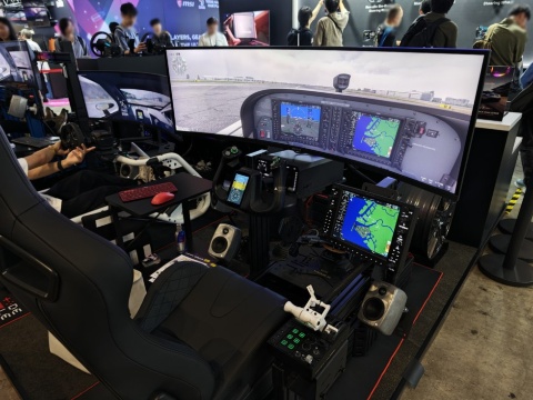 MOZA Racingではフライトシミュレーターのシステムも展示していた