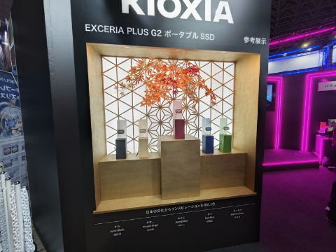ポータブルSSDは参考出展としてカラーバリエーションも披露。日本文化から着想を得たという独特の色使いで、一般的なSSDとはひと味違う個性的な仕上がりだ。左から「すみ」「きなこ」「もみじ」「るり」「まっちゃ」。発売は未定という