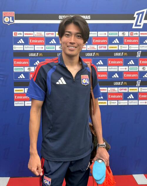 試合後、取材に応じたリヨンMF中村敬斗（撮影・松本愛香通信員）