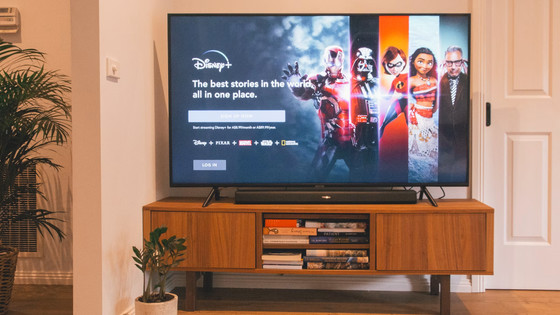 Disney+がプレミアムを含む全プランで広告表示へ - GIGAZINE