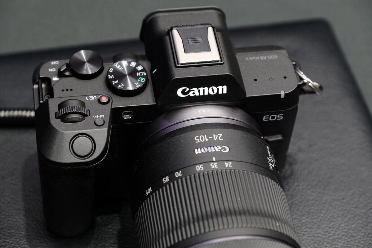 発表されたばかりの最新型カメラ「EOS R8 Mark II」実機の展示もありました。大きく殻を破ろうとする意匠に