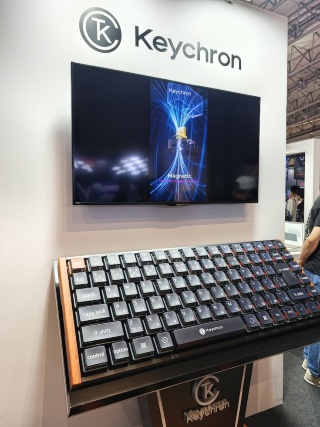ブース中央には巨大なキーボード型オブジェを展示