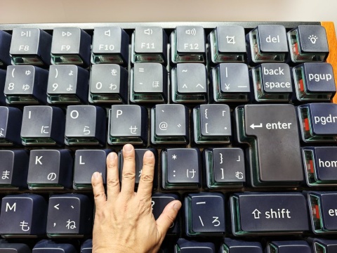 巨大なキーながら、押したときの感触は同社製キーボードに近い