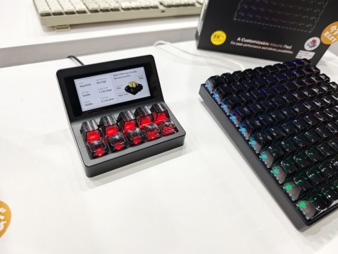 「Keychron C100 8K」の脇には小型デバイスを展示。これは製品ではなく、押したキーの特徴を紹介する展示デバイスとなる