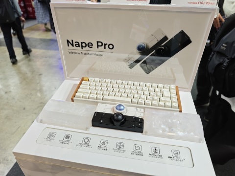 キーボードの下に設置して親指で操作するトラックボールなども展示していた