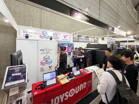 ホール9にある岐阜プラスチック工業とエクシングの共同ブース。防音ブースの「VOICEBOX」と「GAMEBOX」を並べ、手前でカラオケ体験を受け付けていた