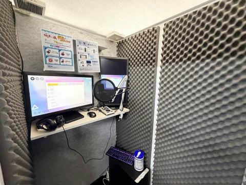 VOICEBOXの内部。吸音パネルの上に波形のウレタンフォームを重ねている。モニターとマイクが置かれており、カラオケなどを体験できた