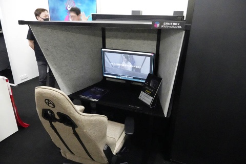 机の上に載せて使う「GAMEBOX デスクトップシングル」も展示。価格は11万880円（税込み）