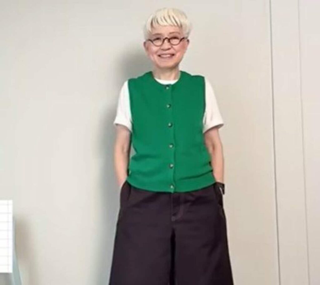 【70代マダム】が着こなす「GU」の“クロップドパンツ”。秋のトレンドコーデに絶賛の声！ コメント欄では「秋の季節感出せる」「原色使いが上手！」の声 | LIMO | くらしとお金の経済メディア