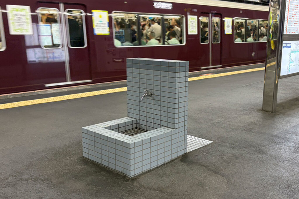 【阪急電車】ホームで見かける“謎の水道スペース”の正体とは？ SNS驚き「あれ使っていいんだ」「知らんかった」 | Lmaga.jp