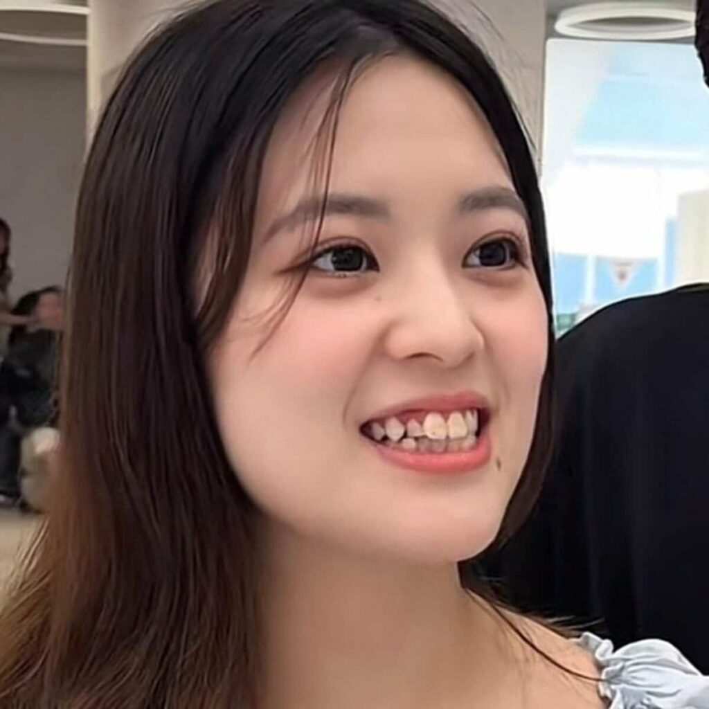 「彼氏に内緒で前髪を切りたい」女性がカットと初めての縮毛矯正に挑戦　広がるクセを抑えたツヤツヤ髪の2Wayバングに | LIMO | くらしとお金の経済メディア