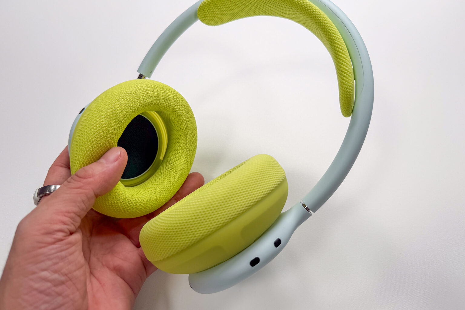 【西田宗千佳のRandomTracking】Beats、イヤーパッド交換を前提にしたヘッドフォン「Beats 360」。“細いバンド”に注目 - AV Watch