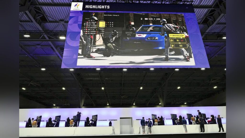 アジア大会 ｅスポーツ 抜いて抜かれての展開に観客大興奮、「グランツーリスモ７」で国分諒汰はメダル逃す : 読売新聞
