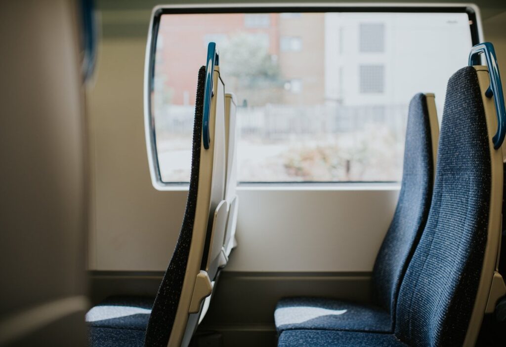 「子どもが泣いてるんで。譲ってくれますよね？」新幹線グリーン車で窓側を要求。断った48歳女性がうんざりした「乗客の正体」【専門家助言】 | FORZA STYLE｜ファッション＆ライフスタイル[フォルツァスタイル]