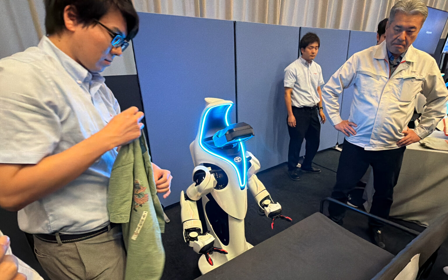 トヨタ製フィジカルAIロボットの強みは、トヨタ生産方式、AIモデル「LBM」、ロボットにも拡張した「拡張Arene（アリーン）」と中嶋裕樹副社長 - Car Watch