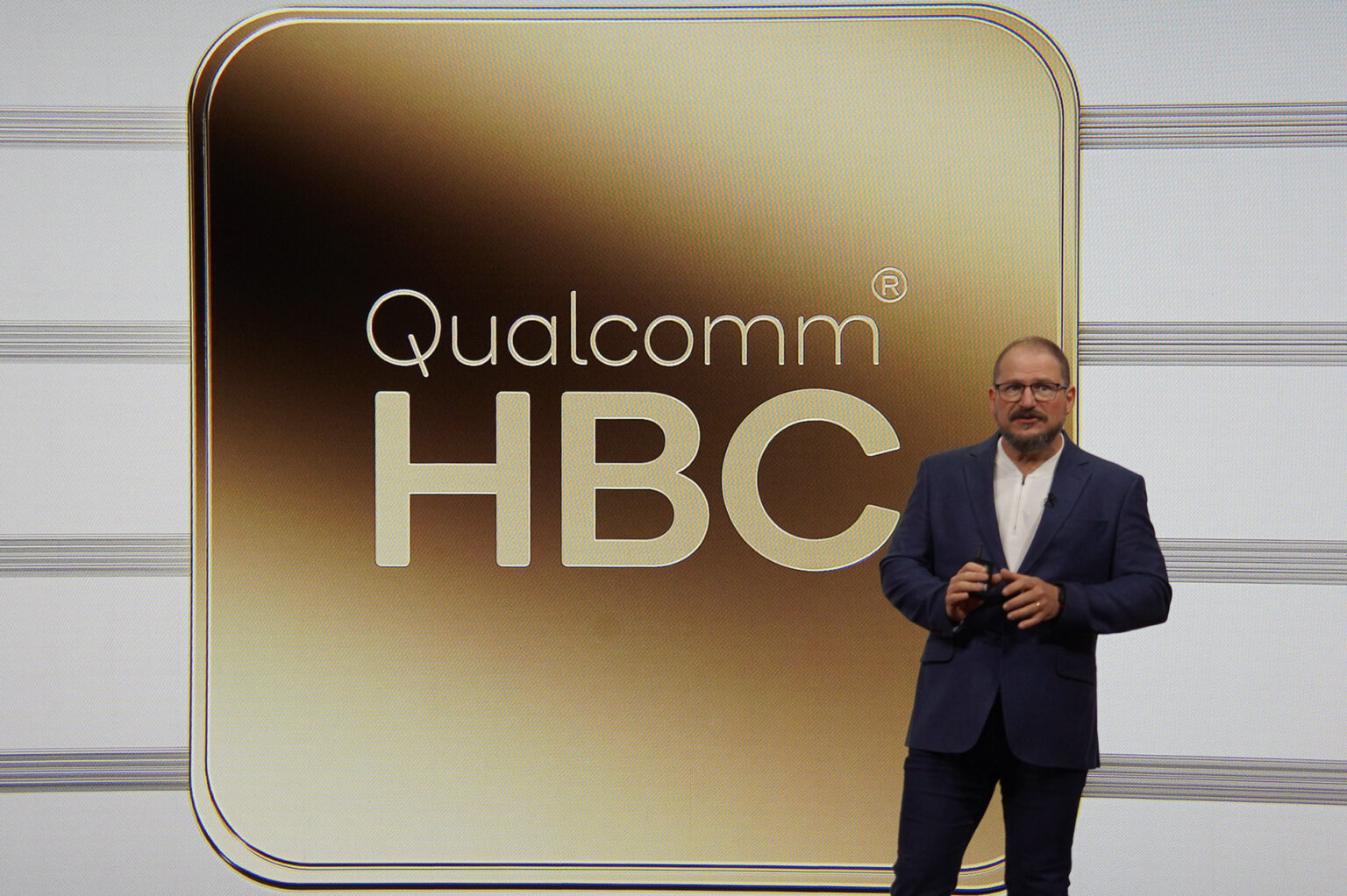 スマホが1日100万トークンを処理する時代へ、Qualcommの答えはHBC - PC Watch