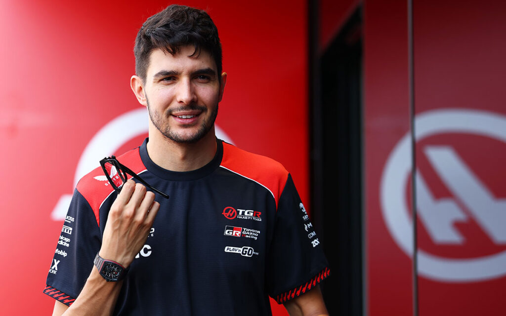 オコン、2027年へ「間違いなくフリーエージェント」と明言。ハース後任最有力は誰か? | Formula1-Data / F1情報・ニュース速報解説 サングラスを手に笑顔を見せるエステバン・オコン(ハース)、2026年9月6日(日) F1イタリアGP決勝(モンツァ・サーキット)