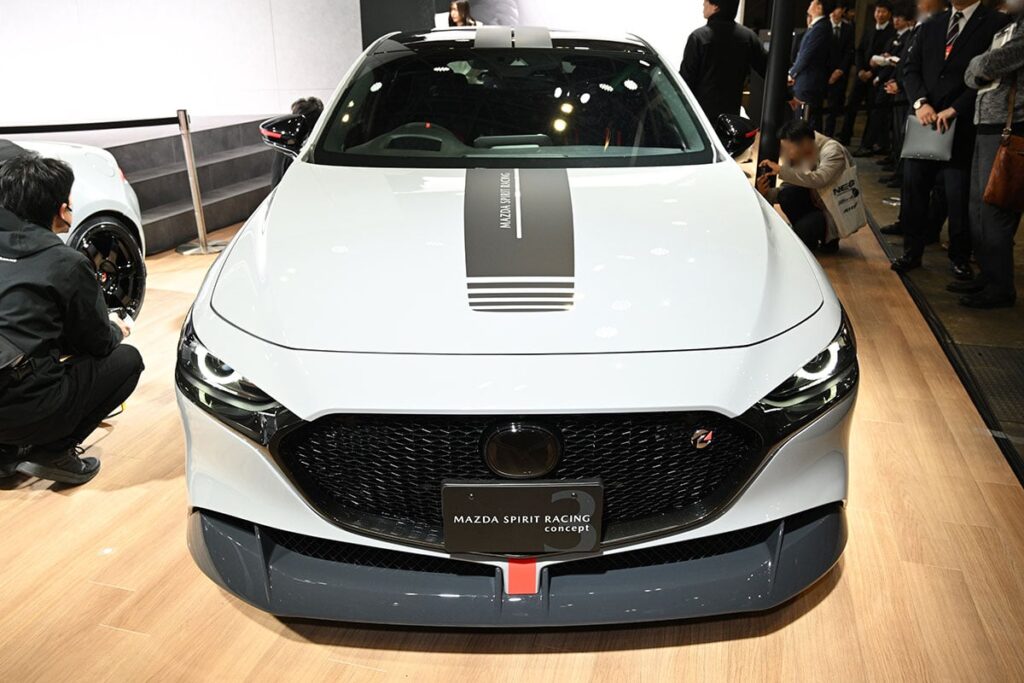 300馬力×4WDの高性能な「マツダ3」登場!? 「マツダ スピリットレーシング3」2027年市販説が浮上! マツダスピードアクセラの再来なるか? | VAGUE(ヴァーグ) 300馬力×4WDの高性能な「マツダ3」登場!? 「マツダ スピリットレーシング3」2027年市販説が浮上! マツダスピードアクセラの再来なるか? | VAGUE(ヴァーグ)