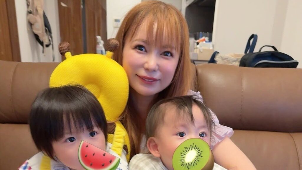 中川翔子 生後11ヵ月双子が九州のひいばあちゃん家でのびのび！パパの実家で仲良く“首フリフリ”や手押し車で遊ぶ様子に「とても楽しんでる」 | めざましmedia | “好き”でつながる