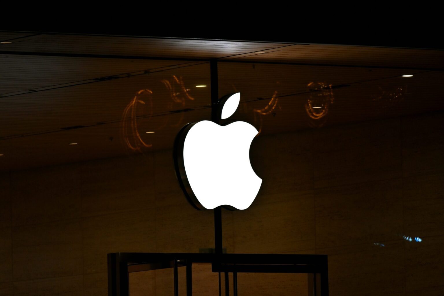 Appleロゴが掲げられた店舗の外観。記事のイメージ画像