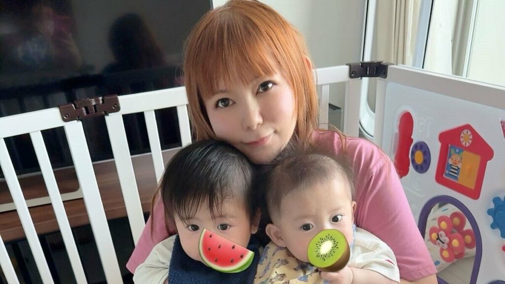 中川翔子 まもなく1歳の“双子が進化”した様子公開！「赤ちゃんってすごい」ブラシで自分の髪を器用にとかす姿に「めちゃくちゃ可愛い」 | めざましmedia | “好き”でつながる