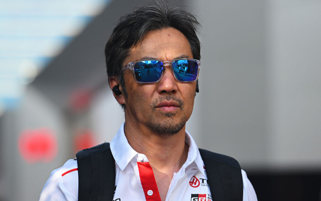 サングラスとイヤホンを着用してパドックを歩く小松礼雄（ハース代表）、2026年9月23日(水) F1アゼルバイジャンGPメディアデー（バクー市街地コース）