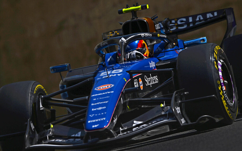 バクー市街地コースを走行するカルロス・サインツ（ウィリアムズ）のFW48、2026年9月25日(金) F1アゼルバイジャンGPフリー走行3