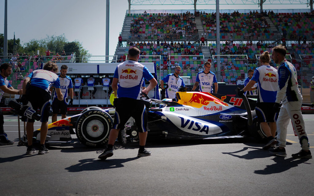 ピットレーンでアーヴィッド・リンブラッド（レーシング・ブルズ）のVCARB 03を囲むチームスタッフ、2026年9月24日(木) F1アゼルバイジャンGPフリー走行（バクー市街地コース）