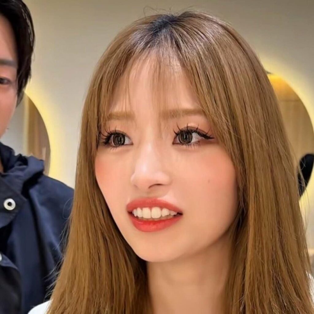 【夫と記念日デート】ロングヘアの女性がハイトーンがオシャレなレイヤーボブに　サプライズイメチェン | LIMO | くらしとお金の経済メディア
