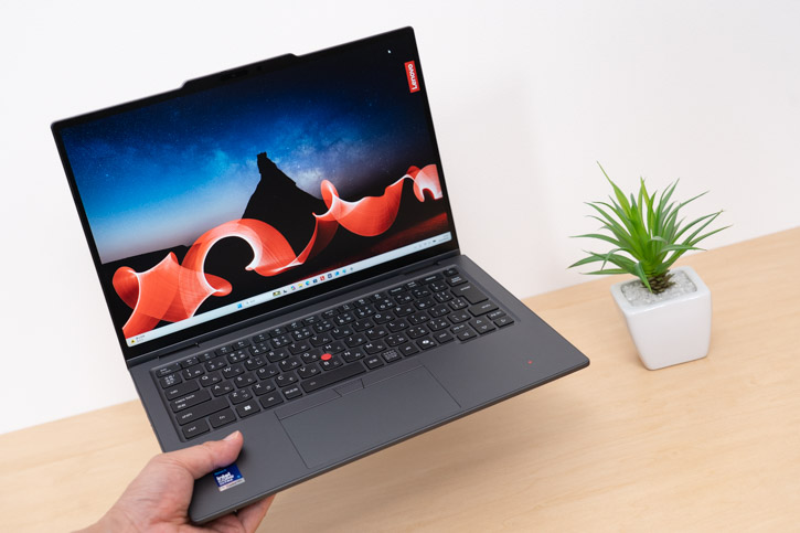 ThinkPad X1 2-in-1 Gen 11 Aura Editionを持ち運んでいるところ