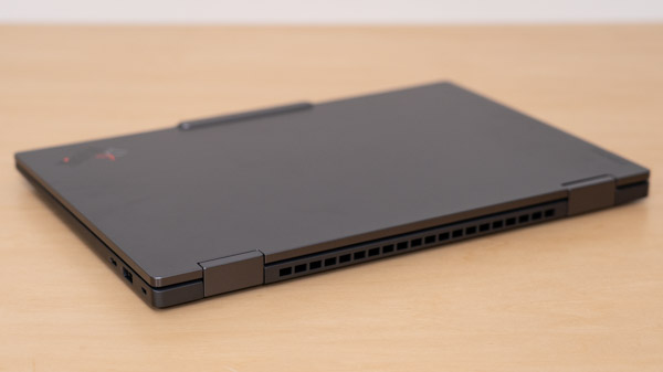 ThinkPad X1 2-in-1 Gen 11 Aura Editionの薄さの写真