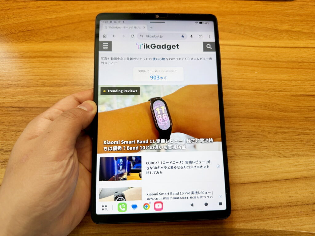 ウェブサイトを表示しているTECLAST T60Miniを手に持っている