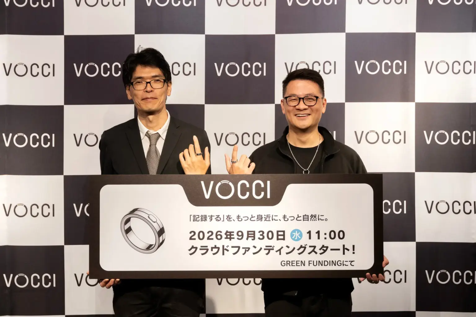 Vocci日本上陸発表会で、2026年9月30日11時からのクラウドファンディング開始を告げるパネルを持つ登壇者2人