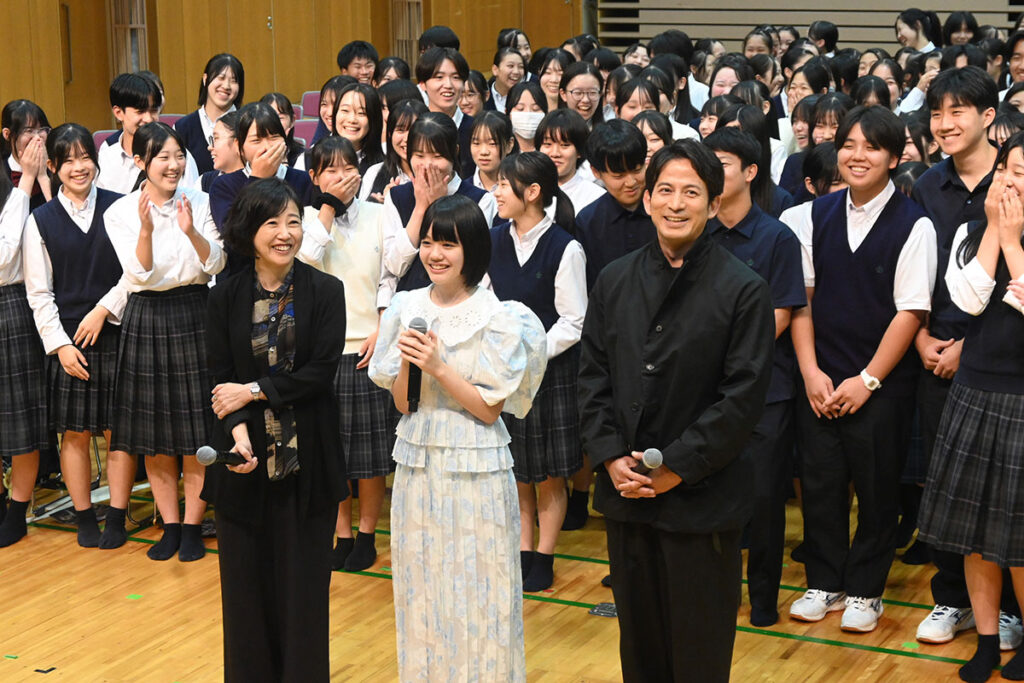 「え一!?」「ヤバイ!」岡田准一、小八重葵美と大阪の高校にサプライズ登場…生徒165人が大興奮 | Lmaga.jp 「え一!?」「ヤバイ!」岡田准一、小八重葵美と大阪の高校にサプライズ登場…生徒165人が大興奮 | Lmaga.jp