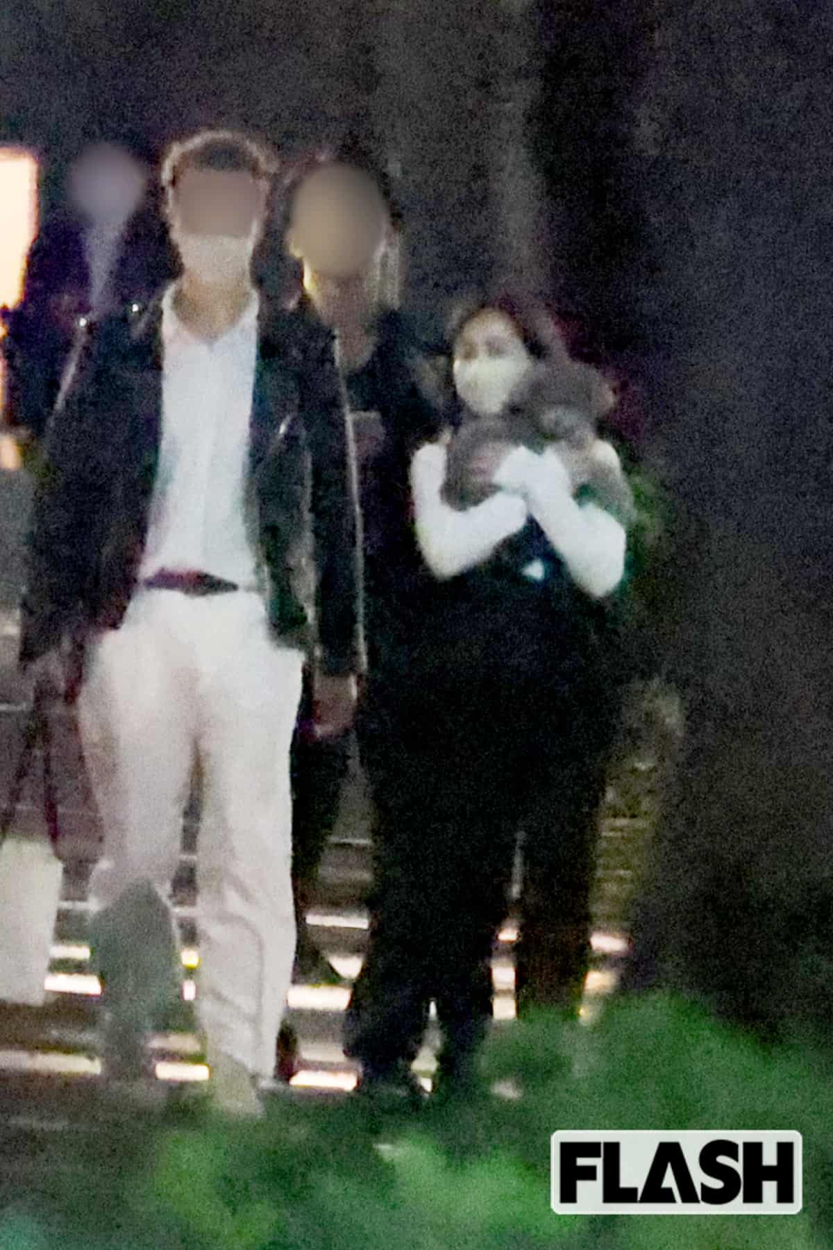 外国人風の男性2人と歩いていた田中