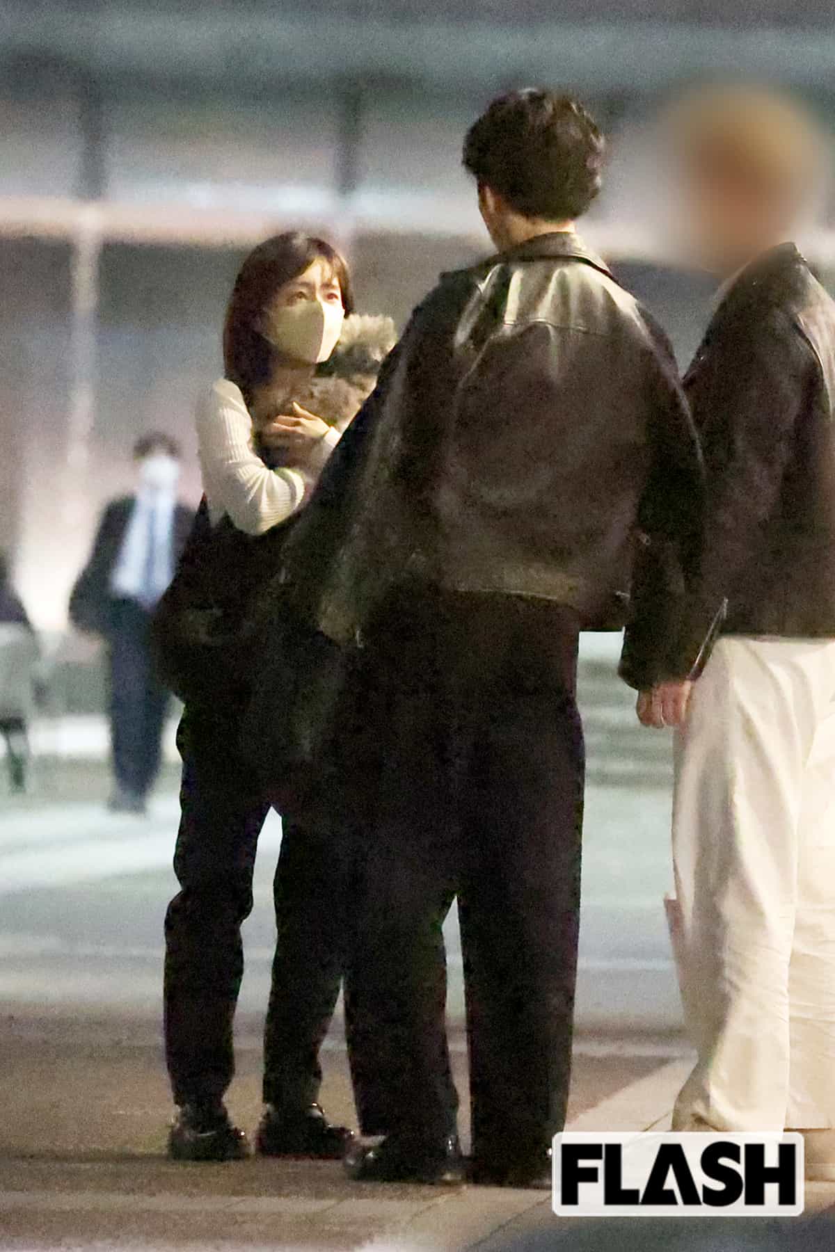 年下とみられる外国人風の男性2人と歩いていた田中