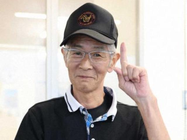 メイショウタバルにエールを送る今浪元厩務員（撮影・坂田　高浩）