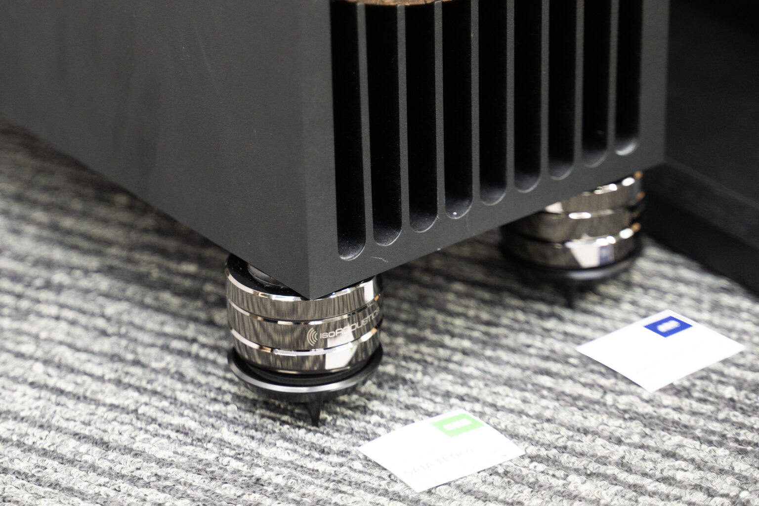 同じスピーカー×4台で“インシュレーター比較試聴”してみた。IsoAcoustics「GAIA Neo」のロゴを、正面に揃える理由 - AV Watch
