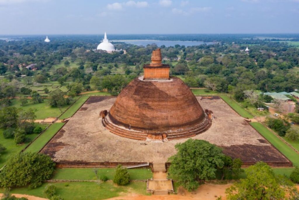 1700年前の巨大仏塔、ギザの大ピラミッドに次ぐ大きさの建造物はどうやって造られた？　スリランカ(1/2) - CNN.co.jp
