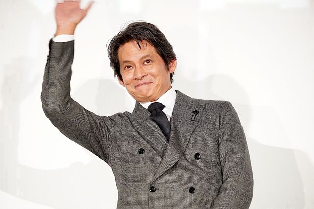 会場に大きく手を振った