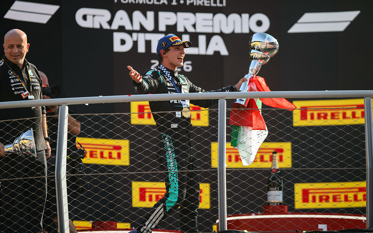 イタリア国旗と優勝トロフィーを手に表彰台で喜ぶアンドレア・キミ・アントネッリ（メルセデス）、2026年9月6日(日) F1イタリアGP決勝（モンツァ・サーキット）