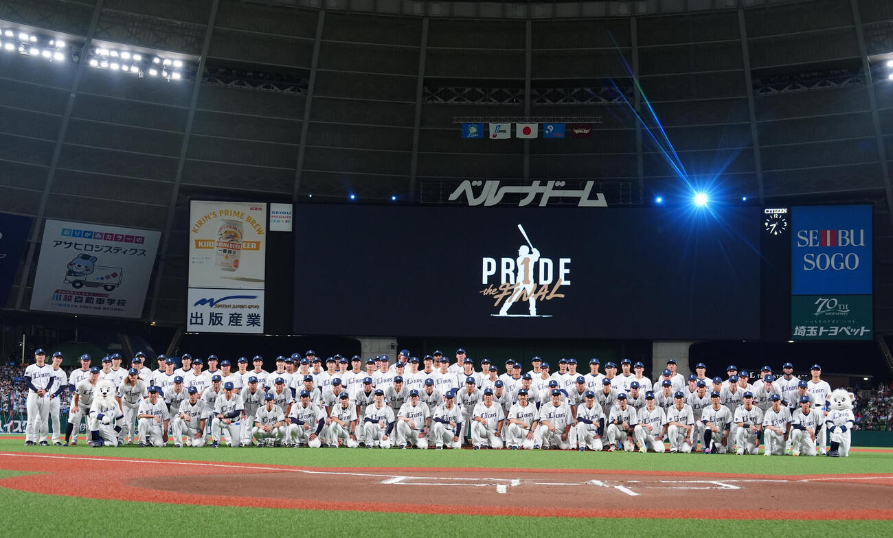 引退セレモニーで集合写真に納まる西武栗山巧ら（撮影・江口和貴）＝2026年8月30日