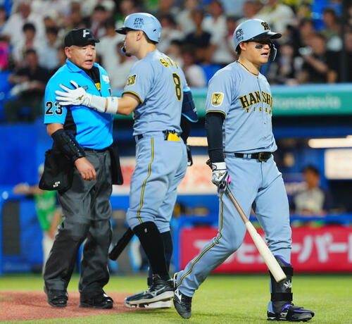 ヤクルト対阪神 6回表阪神1死、見逃しの三振に倒れた森下翔太(右)は詰め寄る深谷篤球審(左)と口論になりそうになるも、佐藤輝明の仲裁の間に引き揚げる(撮影・垰建太)