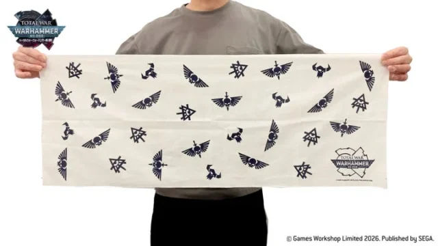 ウォーハンマー40,000の紋章柄が並んだ手ぬぐいを人物が両手で広げて提示している